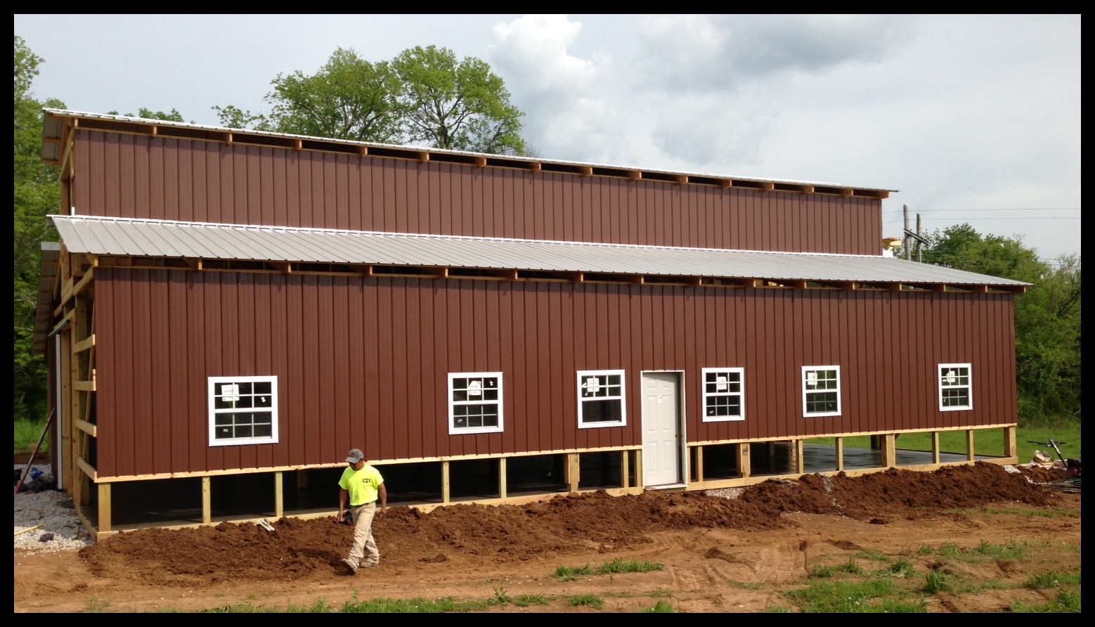 raised center isle barn builders 007